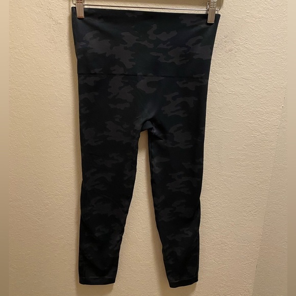 Spanx Black Camo Seamless Look At Me Now Cropped Legging Size L - Picture 4 of 12